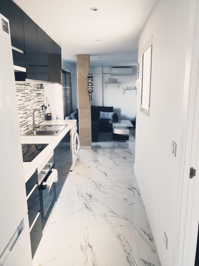 Beachside Apartment In ตอร์เรเวียคา ภายนอก รูปภาพ