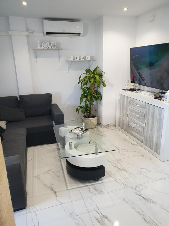Beachside Apartment In ตอร์เรเวียคา ภายนอก รูปภาพ